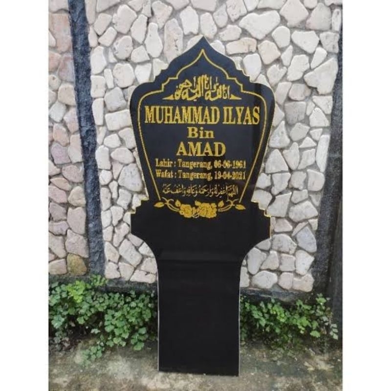 batu nisan tancap tulisan ukir