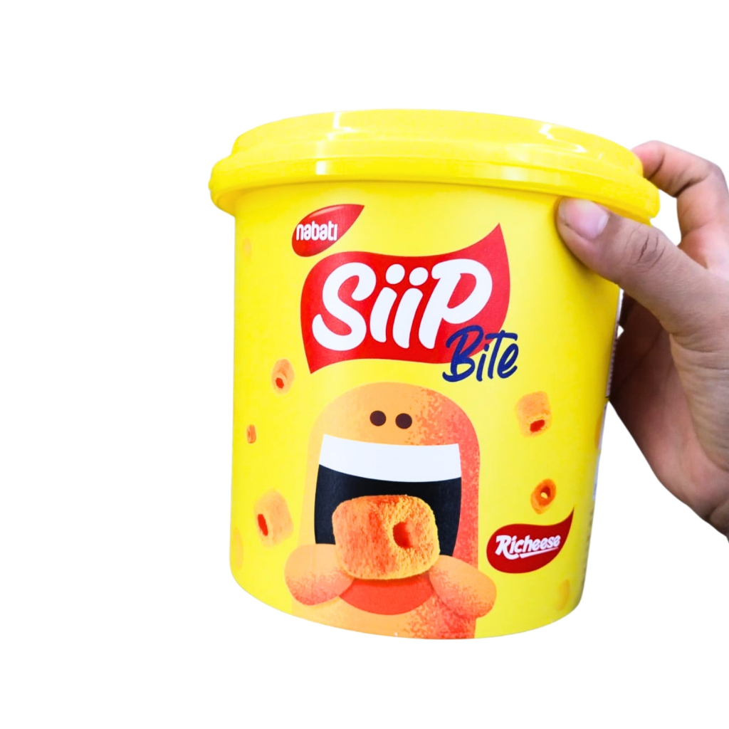 

Siip Bite Richeese 85gr Snack Cemilan Kaleng Ember Plastik Kue Kering