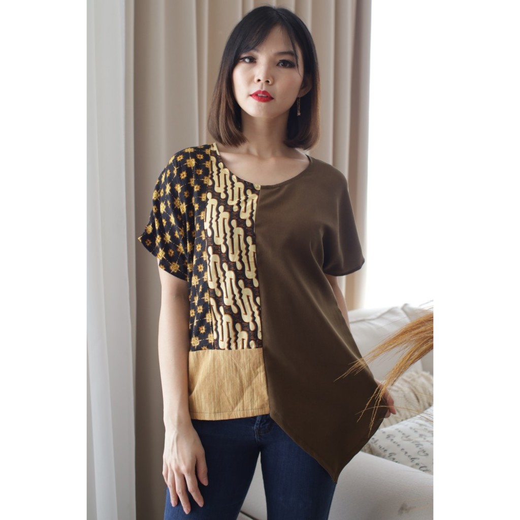 Dianti Patchwork Sogan Batik Blouse