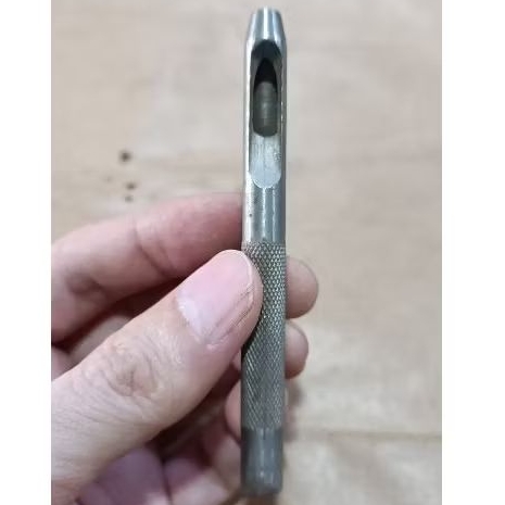 

Alat Plong Polongan Ukuran 3/16" & ⅛" Merk Two Axe Brand Cap Dua Kapak. Made in China.