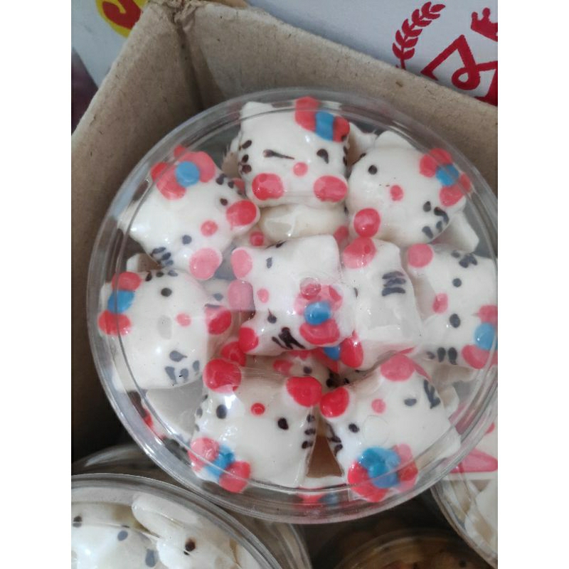 

Coklat Putih bentuk karakter dan huruf / White Chocolate