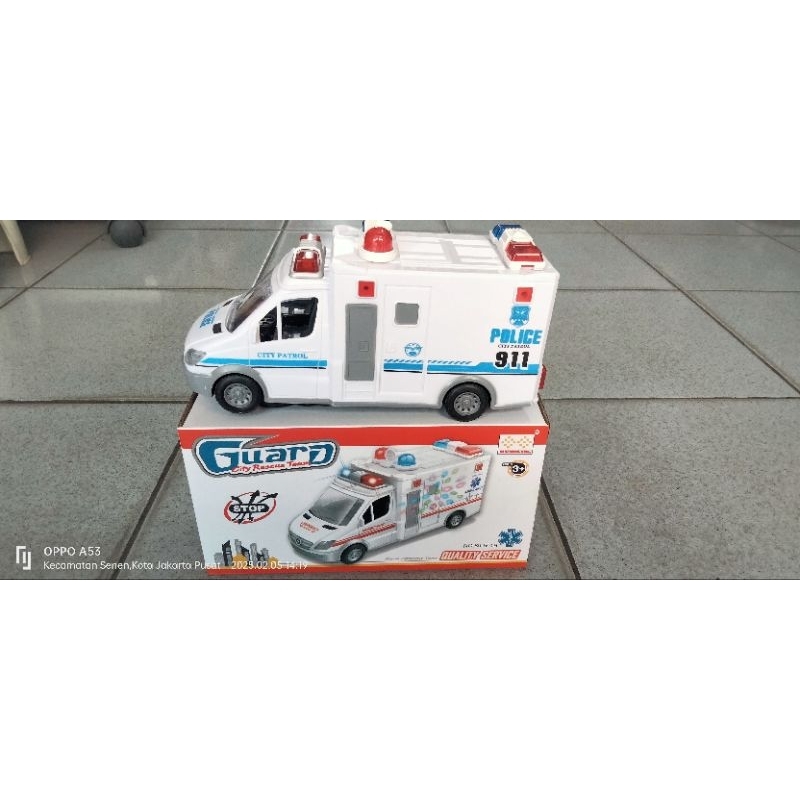 Mainan mobil ambulance