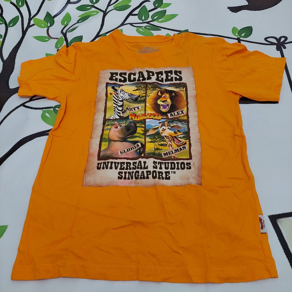 Preloved Universal Studio Kaos kuning motif madagascar Universal Studio size L