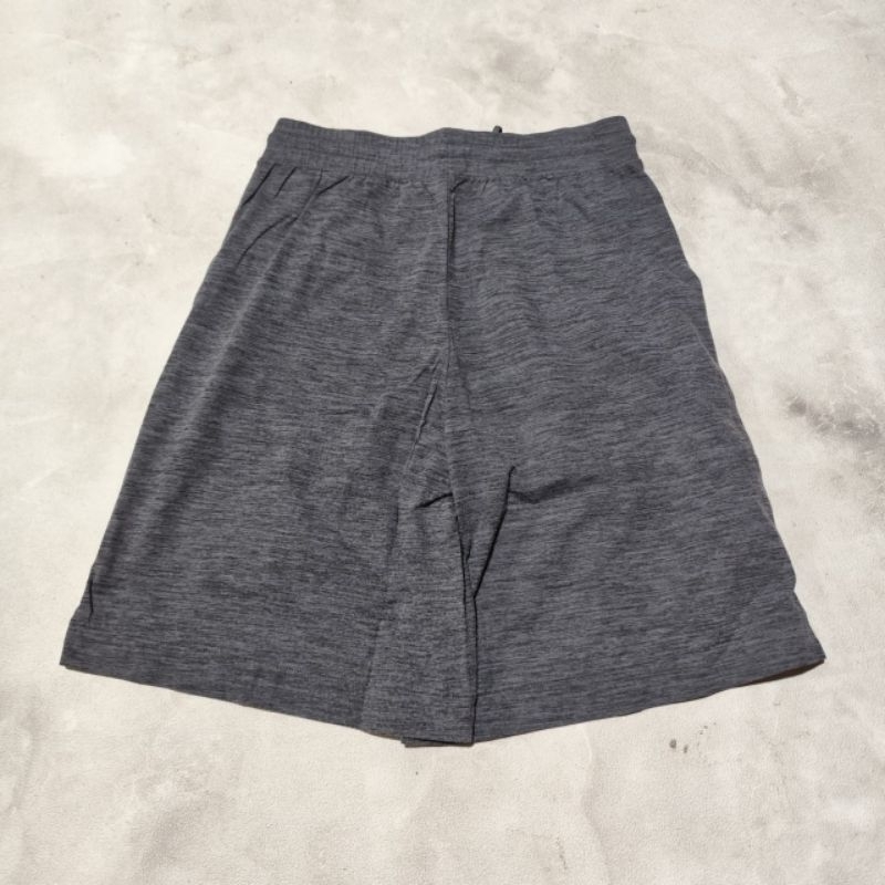 Celana pendek pria uniqlo abu