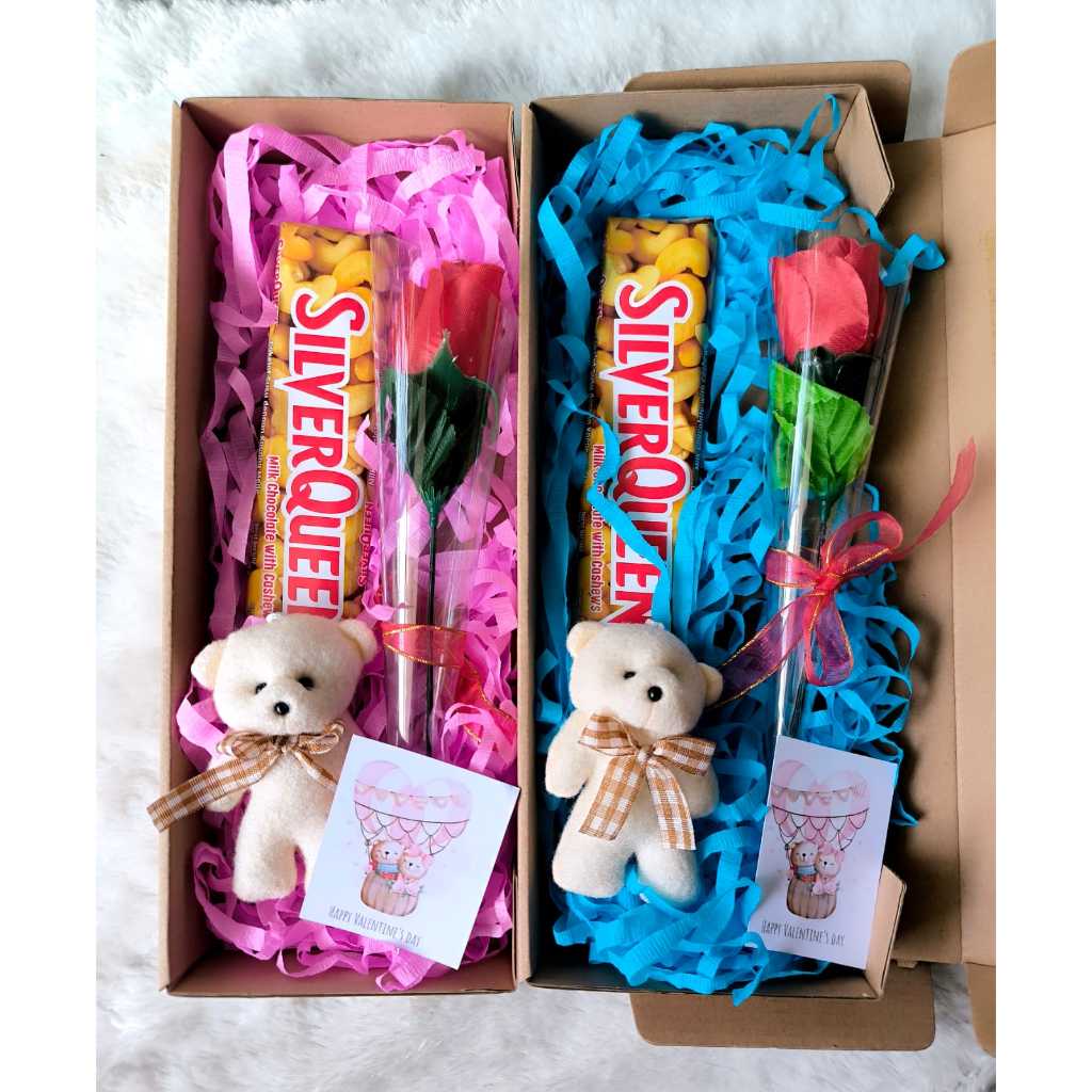 

Hampers Coklat SilverQueen, Boneka Teddy Bear dan Bunga Mawar artificial