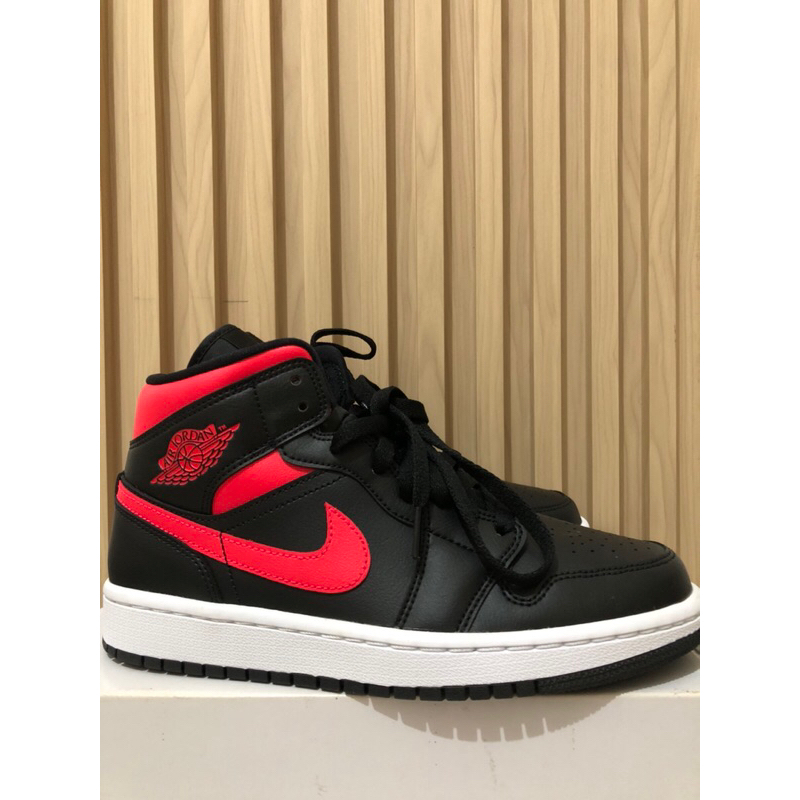Sneakers wanita Nike Air Jordan 1 Mid Black Siren Red White