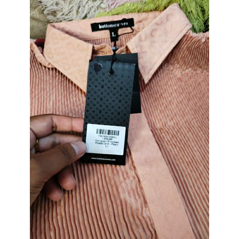 monogram emboss pleated shirt peach L new buttonscarves, lipstik ms glow 004