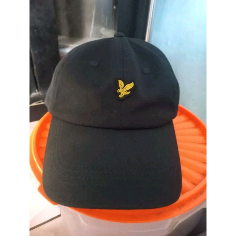 Topi Hitam dengan Tali Kuning