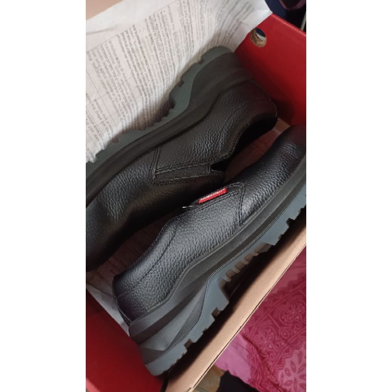 Sepatu safety pria hitam