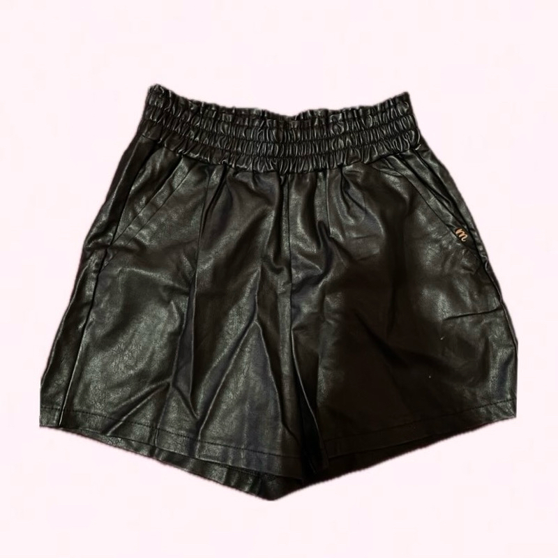 Celana Pendek Kulit Hitam