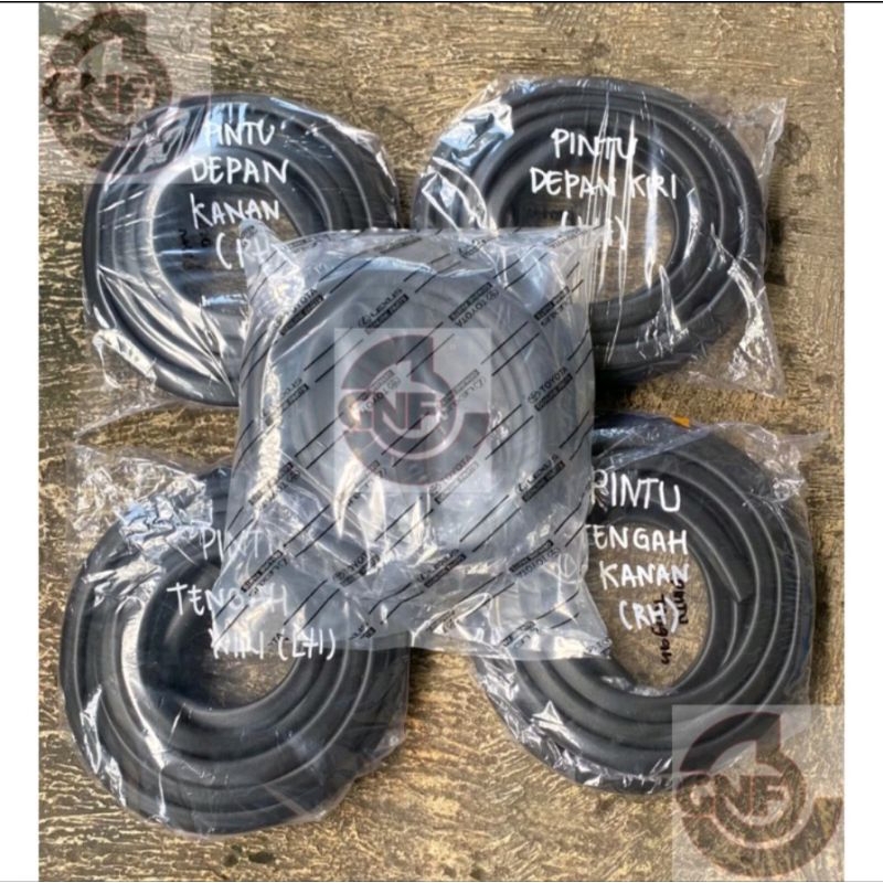 karet balon pintu mobil Innova fullset original.