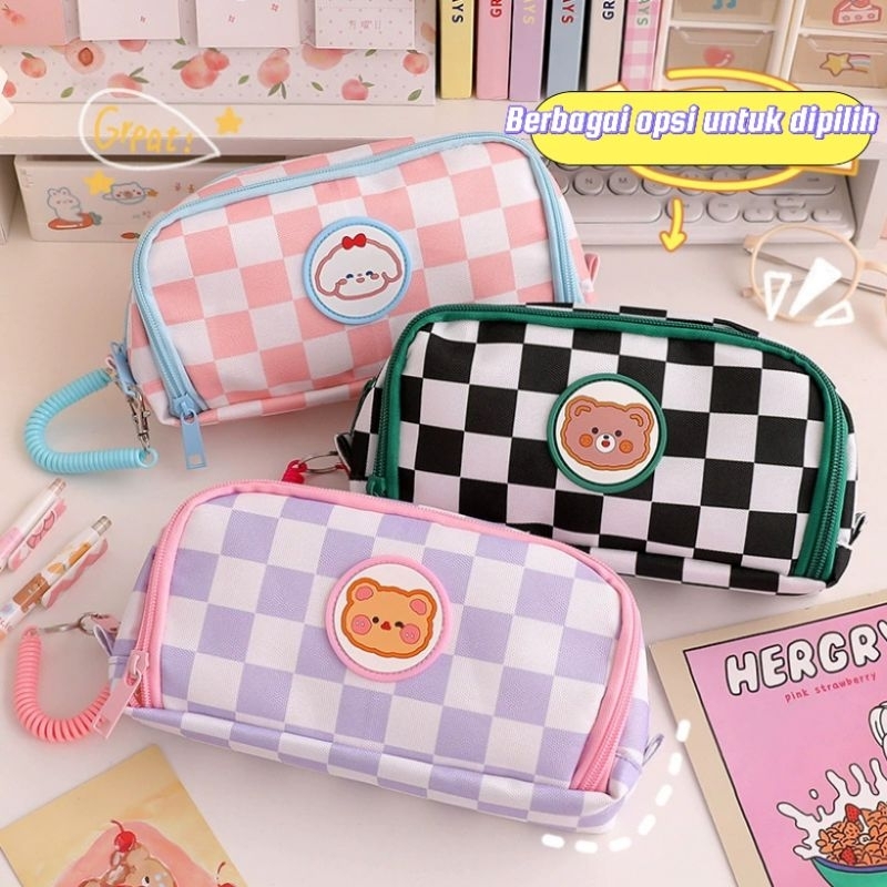 

Tas Pensil Motif Kotak-kotak /Kotak pensil Kapasitas Besar
