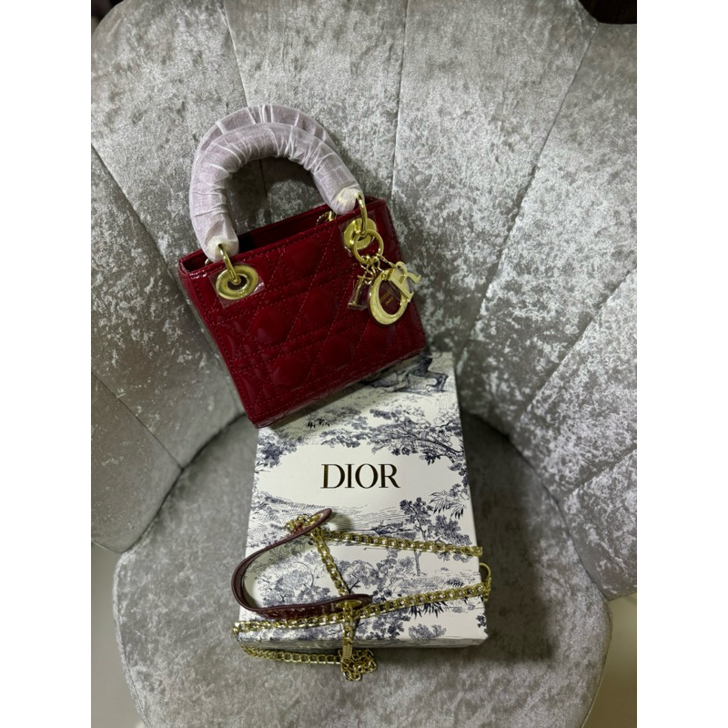 Dior Tas Tangan Merah dengan Rantai Emas