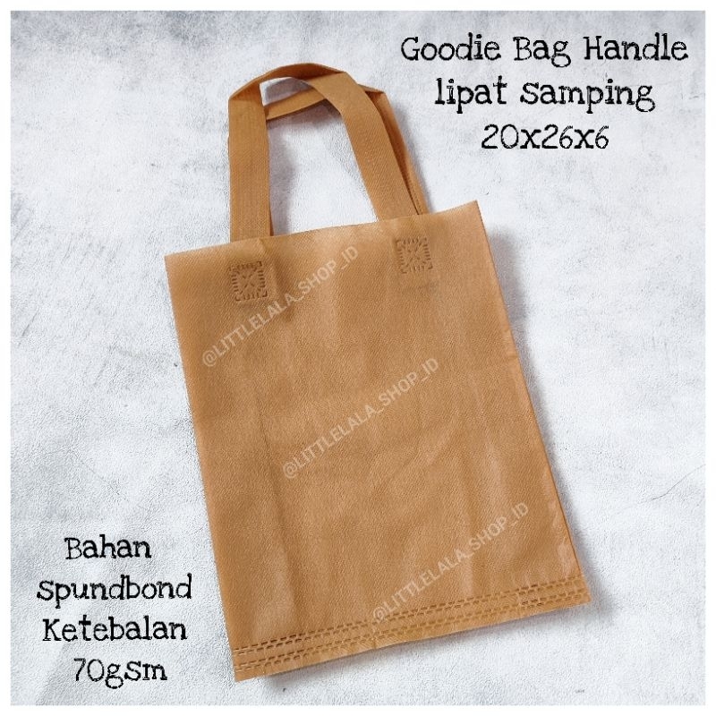 

Goodie bag kain spunbon 20x26x6cm model tenteng handle lipat samping miniUkuran Bahan spundbond