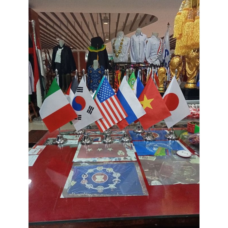 

tiang stenlis meja+bendera bolak balik bahansaten