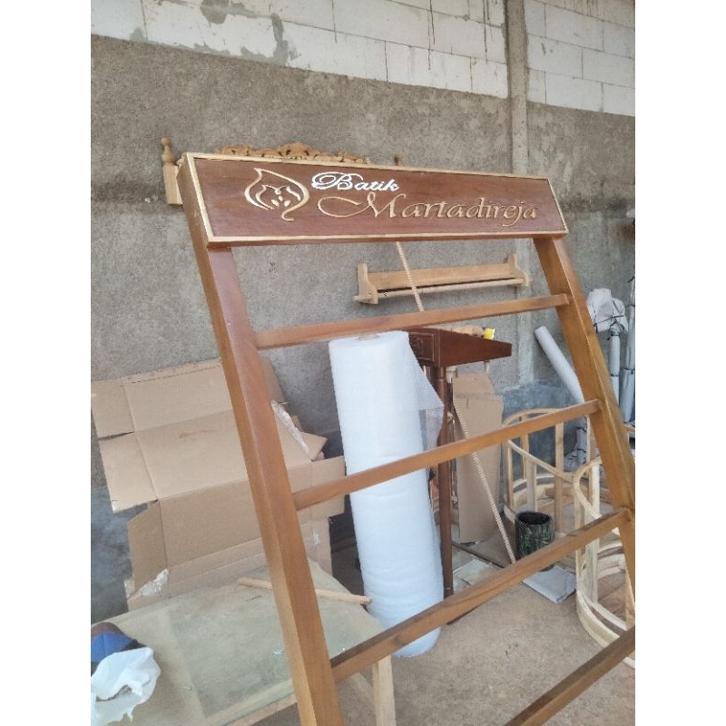 gantungan kain batik lengkung kayu jati ukiran nama toko, gawangan handuk