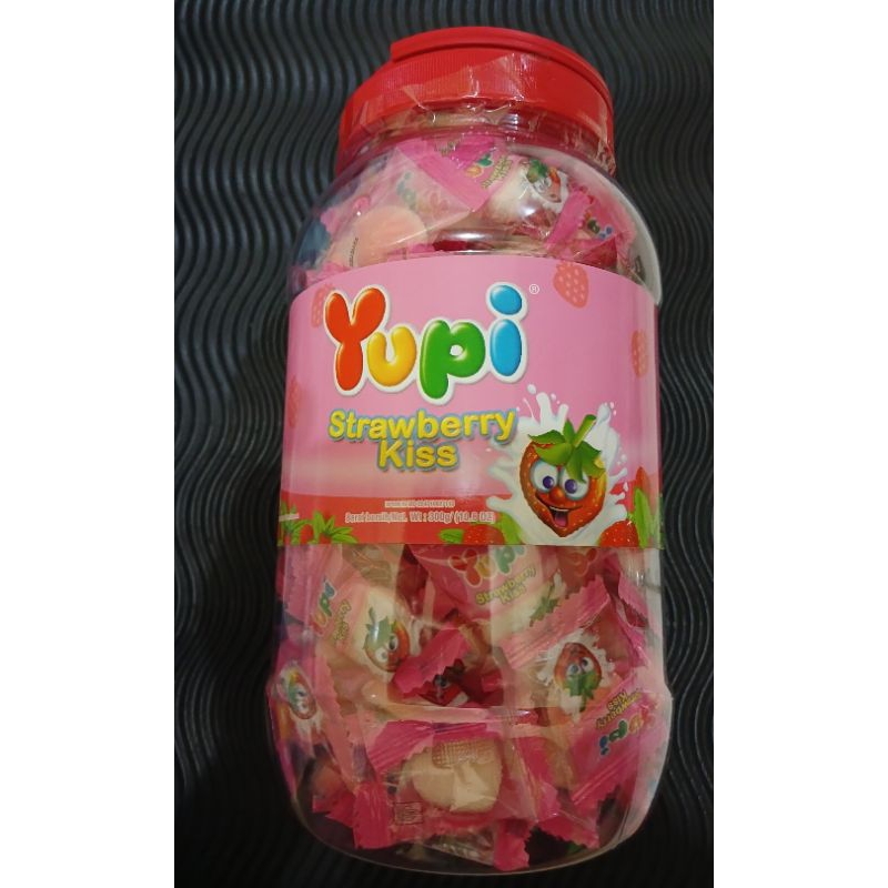 

Yupi Strawberry Kiss Jar 300 gram Yupi Love Toples