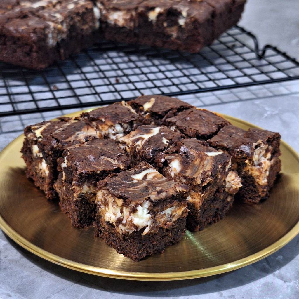 

PRE ORDER- Brownies Cream Cheese Bakebox - Whole