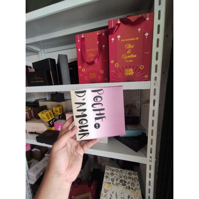 

CUSTOM KEMASAN / PACKAGING BOX UNTUK BAJU, KERUDUNG, KAIN DAN PARFUM