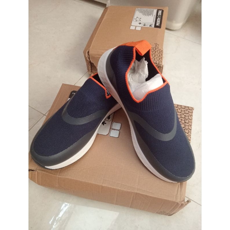 sepatu north star