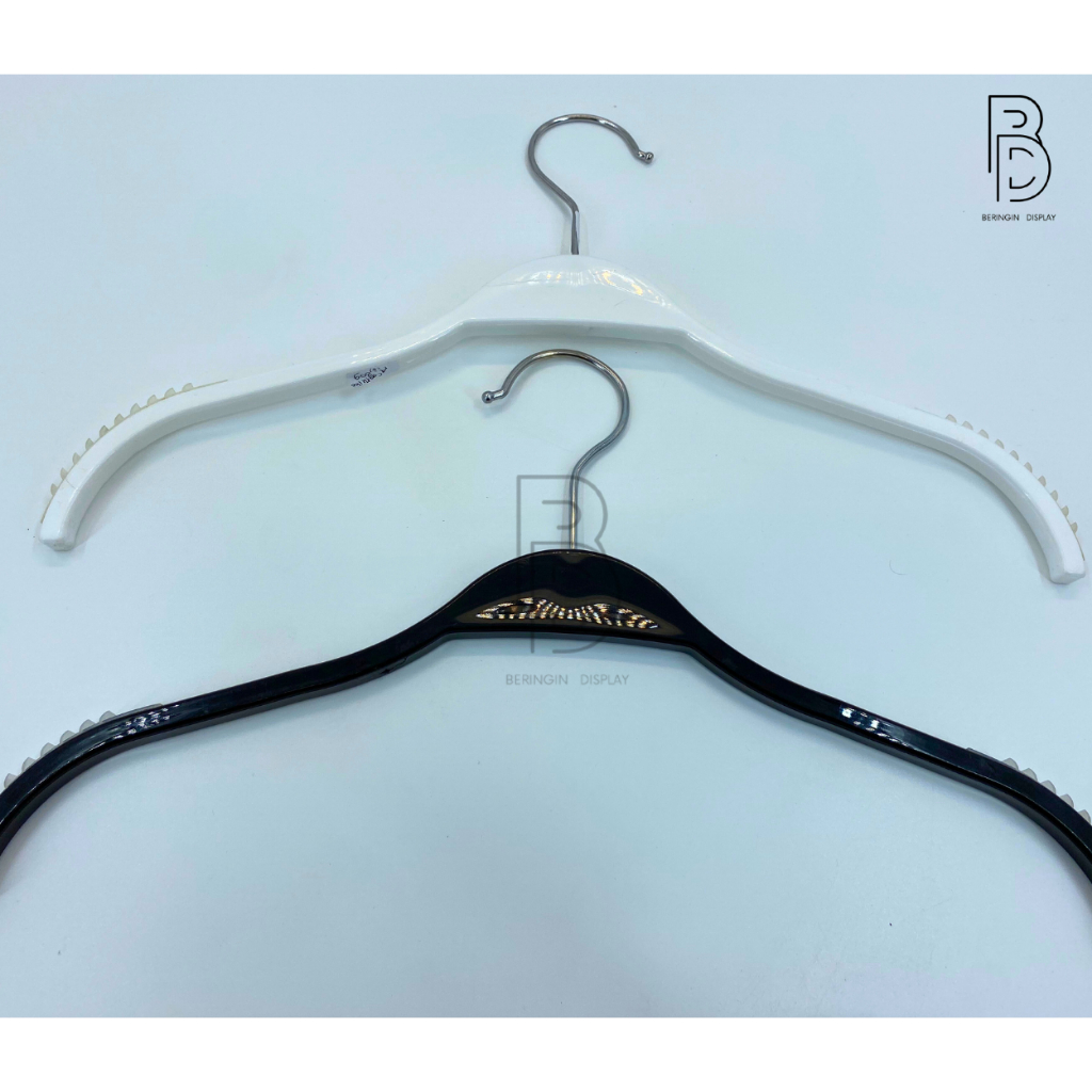 Hanger Plastik Mengkilap anti selip warna Hitam dan Putih /Hanger Model Zara/Hanger Baju Dewasa Meta