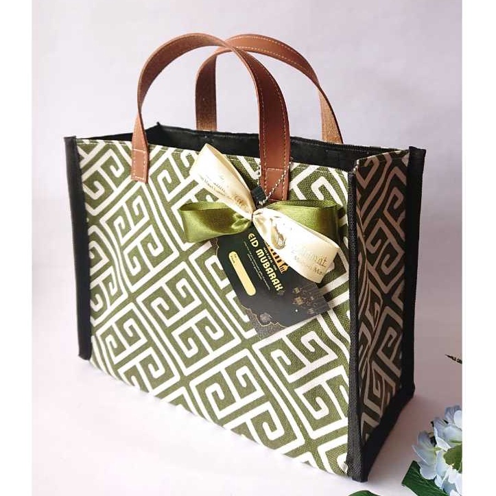 

Limitless Tas Hampers LANY Bahan Kanvas dan Otis Tas Bingkisan Toples Kado Lebaran Idul Fitri Ulang Tahun Handbag Simple Kekinian Tas Mukena