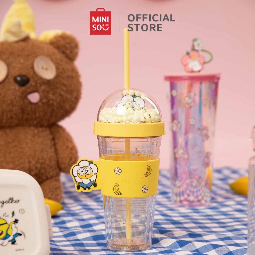 Miniso x Daisy Minions Collection Botol Plastik Dengan Sedotan dan Lengan Cangkir Minum Desktop Bent