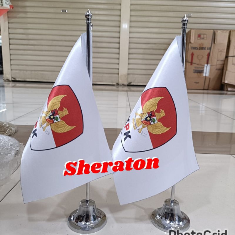 

bendera logo KPK+tiang stenlis meja