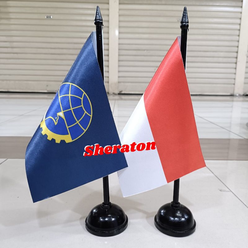 

bendera merah putih+bendera logo Dinas Perhubungan+tiang kayu meja