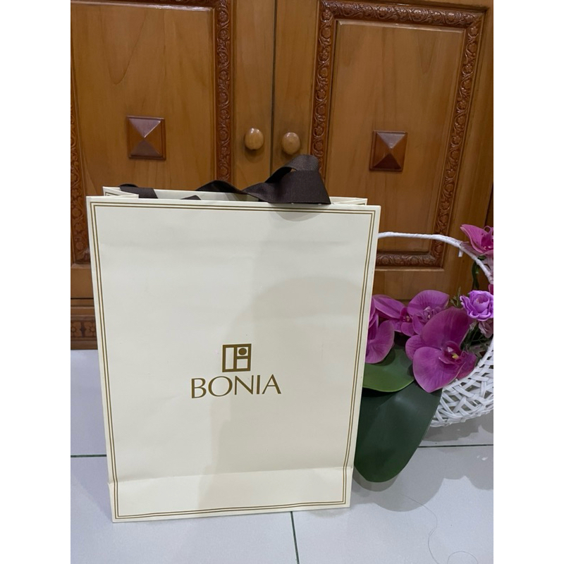 

paperbag bonia