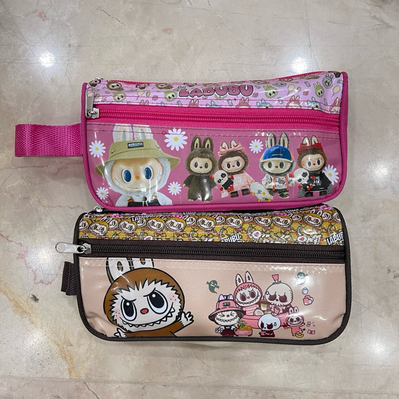 

KUMA STORE Kotak Pensil Motif Labubu The Monster Viral Tempat Pensil Lucu dan Unik Viral
