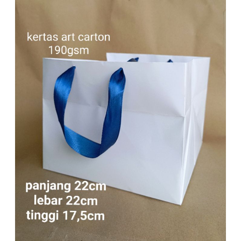 

Paper bag putih P22xL22xT17,5cm untuk hampers dus box kotak nasi besek toples kue dll Harga untuk 10 Pcs