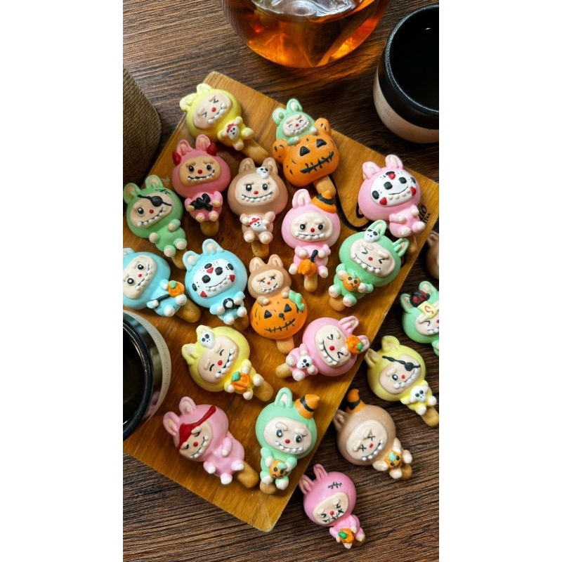 

Meringue Cookies Labubu Halloween Edition