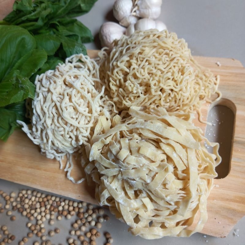 

Mie Mentah Keriting Ekonomis Untuk Mie Ayam / Bakmie Per 1 Kg