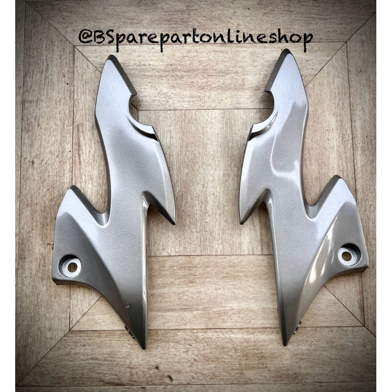 KOVER COVER KUPING BATOK KEDOK LAMPU DEPAN KANAN KIRI SILVER HONDA CB150R CB 150 R CB150 R OLD LAMA 