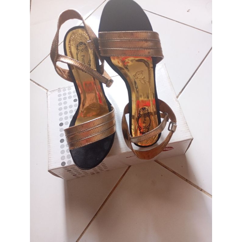 SEPATU SANDAL  ST PIERRE ORIGINAL UK 38 / Sandal harta tahta cwe no 1 original St pierre