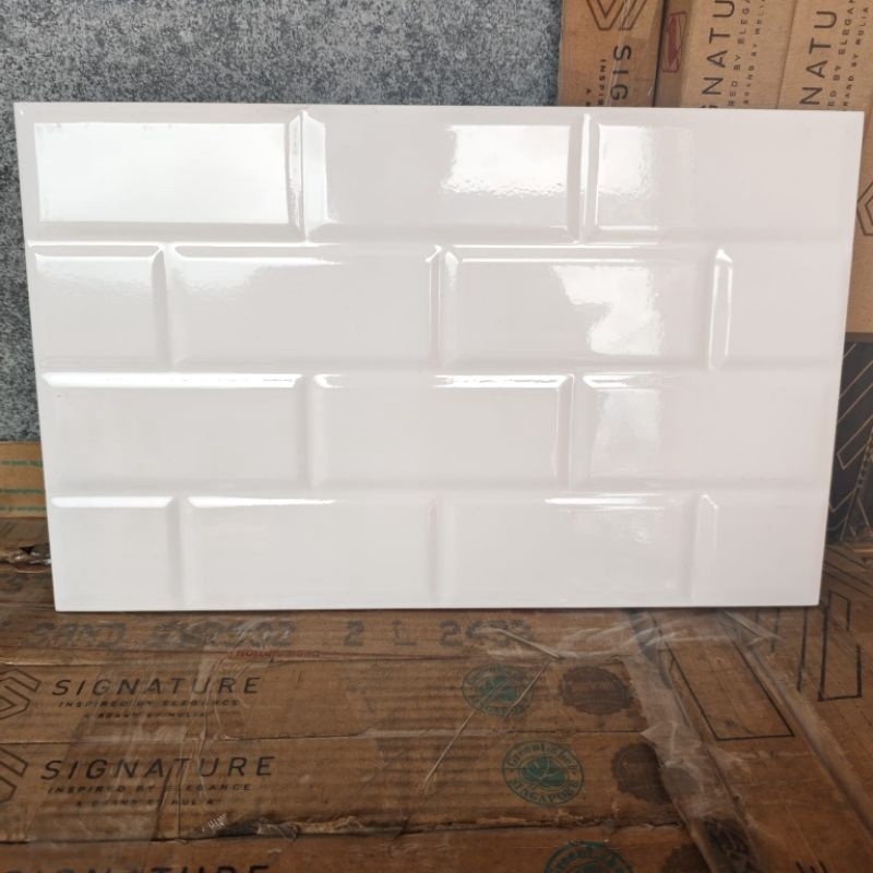 Keramik dinding 25x4 BATA GLOSSY BEVEL PUTIH  CORAK MARMER ABU HITAM TIMBUL