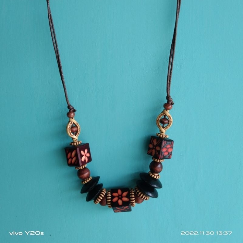 Kalung etnik khas Jogja motif batik kayu kotak souvenir Malioboro