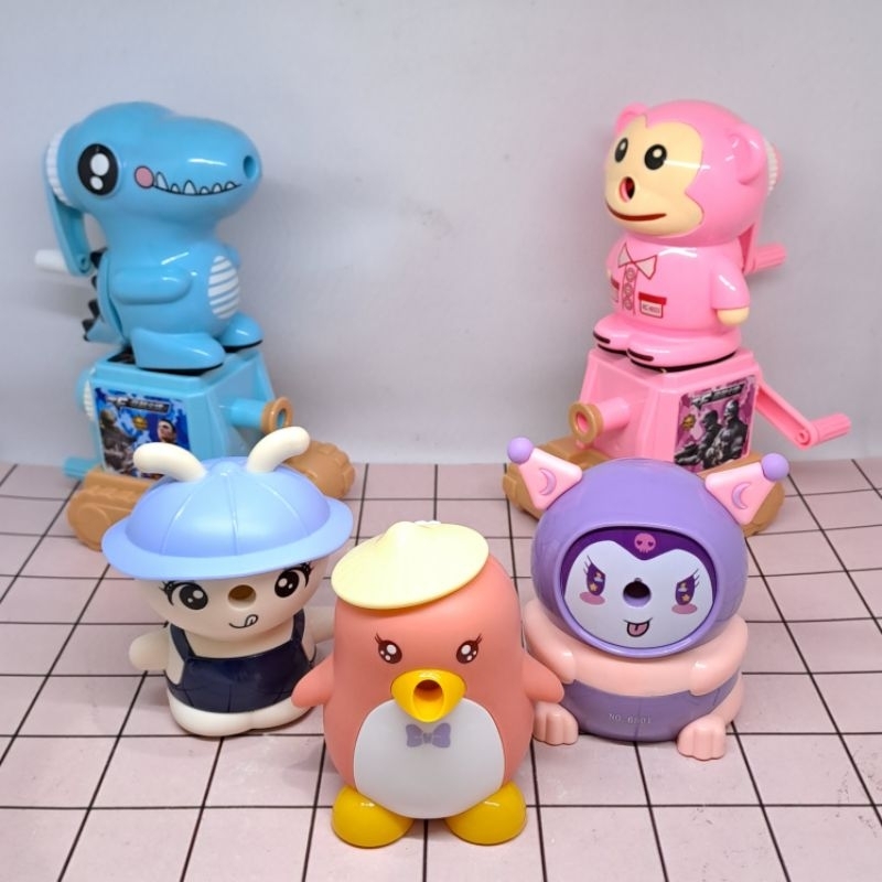 

Rautan Pensil Putar Rotary Tank Kuromi Bunny Dino Penguin Monyet Fancy Bingkisan Anak Sekolah