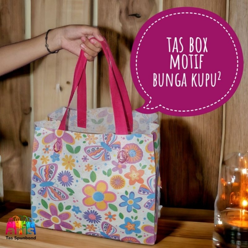

Tas Hajatan Box Full Motif Kupu (1 Lusin isi 12 Tas)