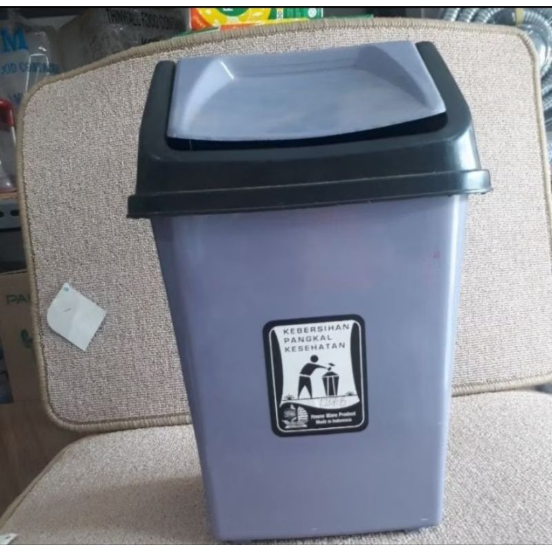 Tempat sampah kotak/tempat sampah tutup/tepat sampah kotak tutup/tempat sampah dari ukuran kecil