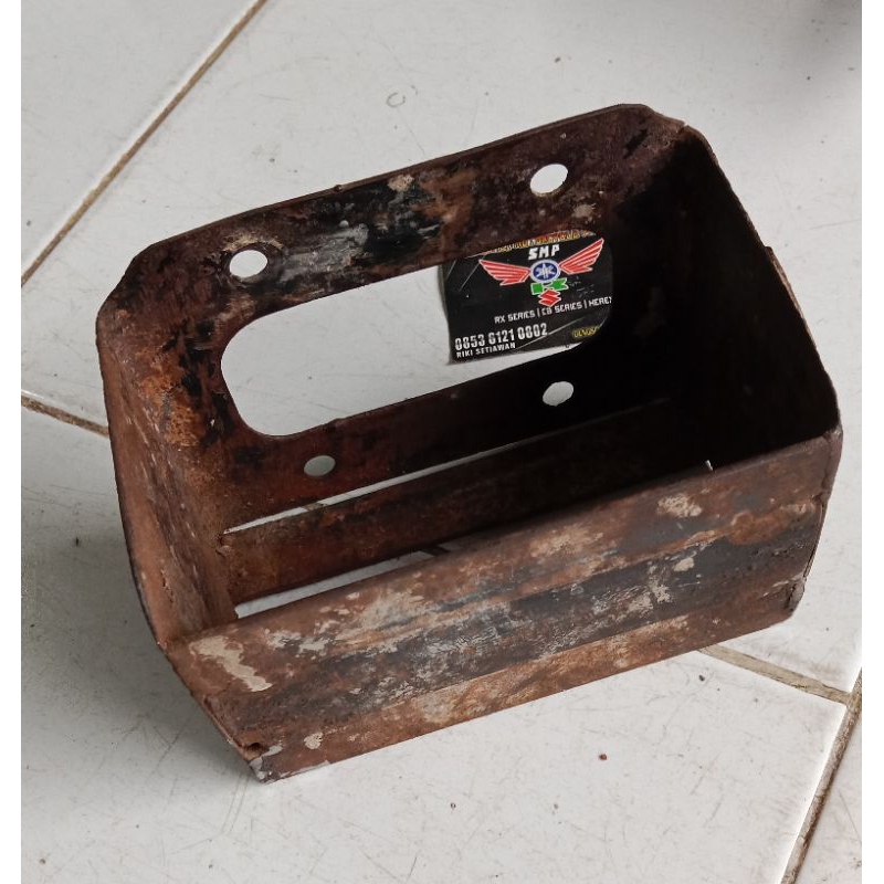 Bracket rumah aki baterai Kawasaki Binter Merzy KZ200 original kondisi bahan, untuk tempat aki tempa