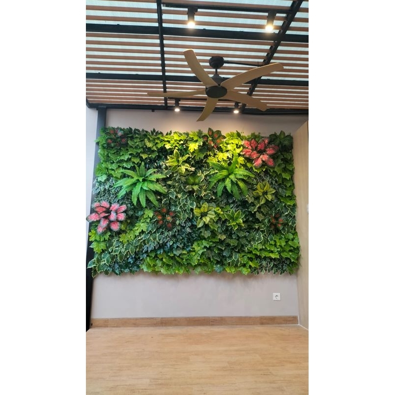 Dekorasi taman vertical daun sintetis