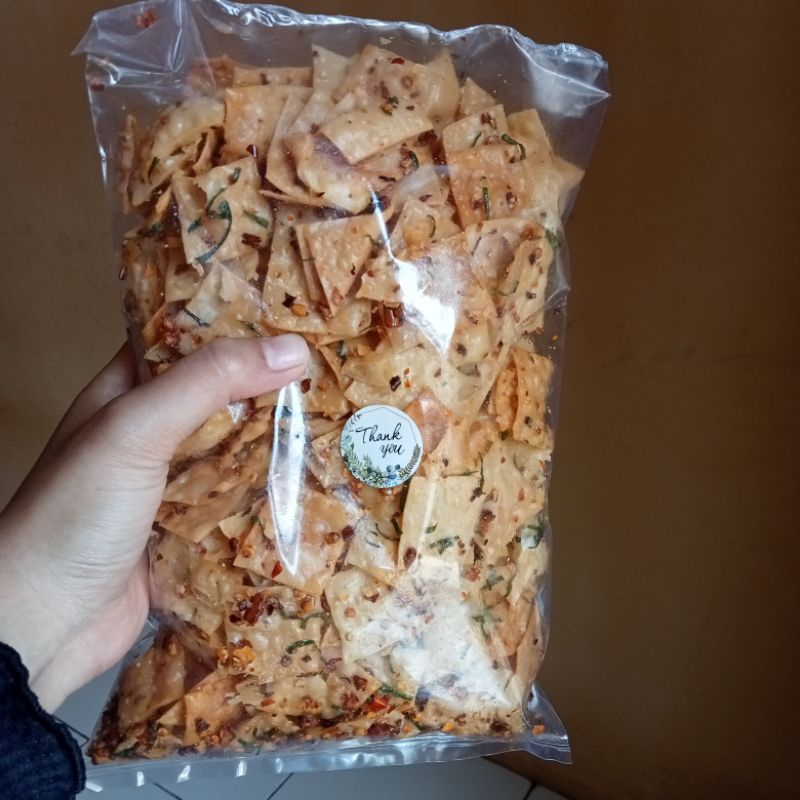 

Pangsit pedas daun jeruk 250gr by ibu Rama