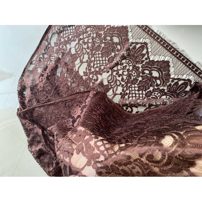 Kain kebaya metalik warna coklat pekat tersedia untuk 1 baju dan 2 baju