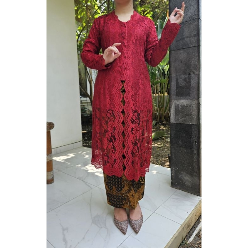 SEWA Kebaya Brukat Tunik + Rok Batik