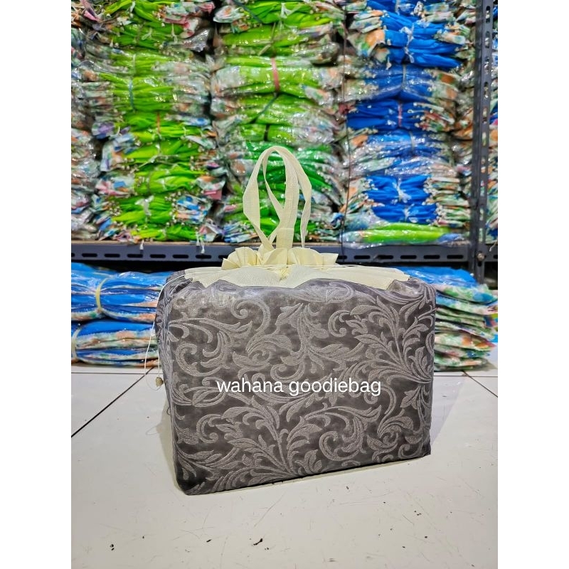 

(isi 12pcs) Tas Hajatan Serut Motif Embos 22x22 Tas Spundbond
