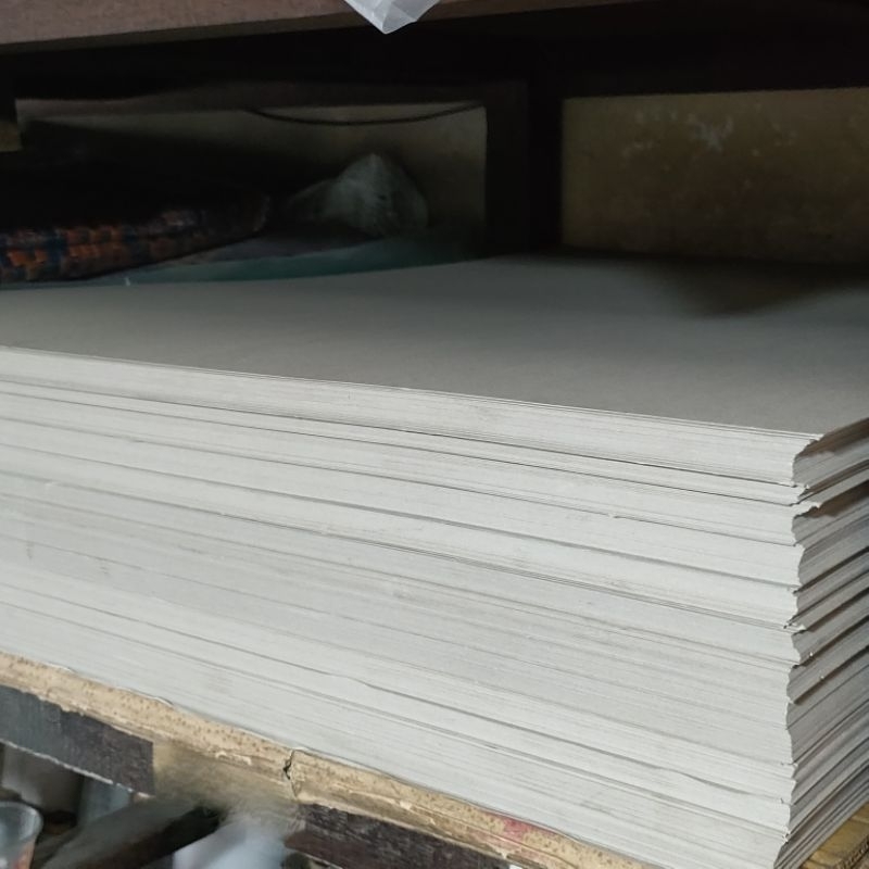 

KARTON DUPLEX PUTIH ABU 400GSM (79X109CM)