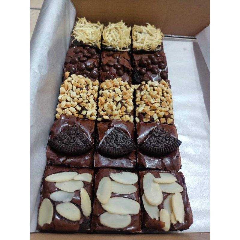 

FUDGY BROWNIES ORY 15 SLICE (20x10)