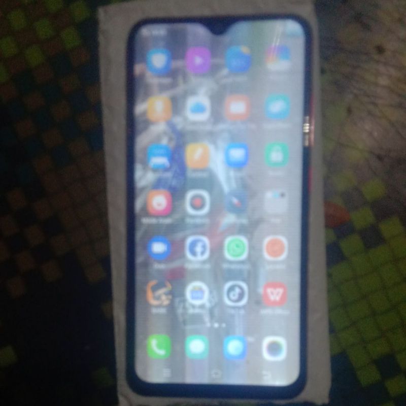 vivo y91c ram 2 .hidup normal minus lcd brgris .kadang normal sndrri .bisa pke